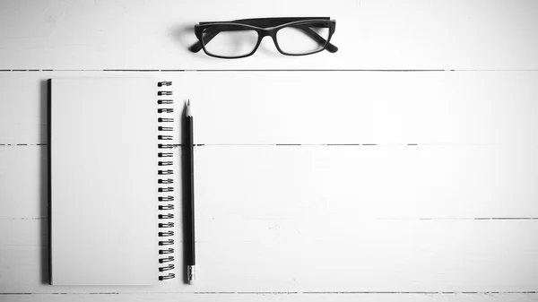 鉛筆とメモ帳眼鏡黒と白のカラー スタイル — ストック写真