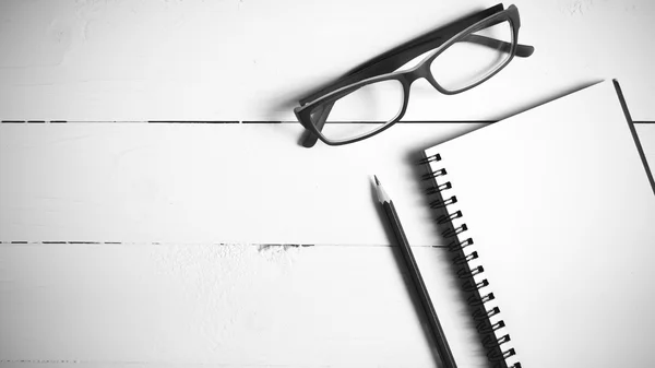 Lápiz y bloc de notas con gafas estilo de color blanco y negro —  Fotos de Stock