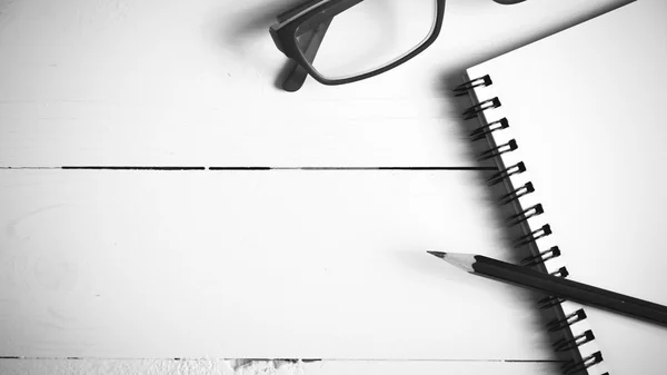 Μολύβι και σημειωματάριο με γυαλιά και μαύρο και άσπρο χρώμα στυλ — Φωτογραφία Αρχείου