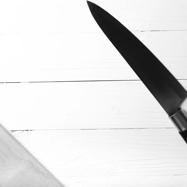 Cuchillo de cocina en la tabla de cortar negro y blanco tono de estilo de color —  Fotos de Stock