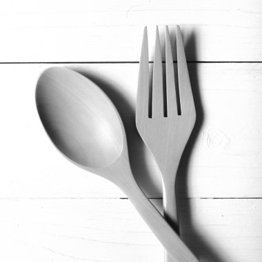 tahta kaşık ve çatal siyah ve beyaz rengi stili
