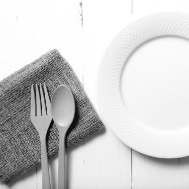 tahta kaşık ve çatal tabak siyah ve beyaz rengi stili ile