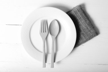 tahta kaşık ve çatal tabak siyah ve beyaz rengi stili ile