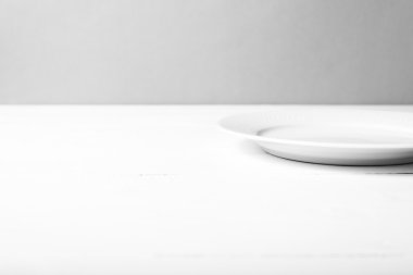 boş tabak siyah ve beyaz rengi stili