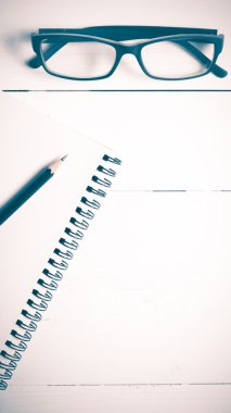 kalem ve gözlük vintage tarzı ile not etmek