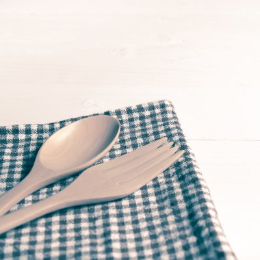 tahta kaşık ve çatal mutfak havlu vintage tarzı üzerinde