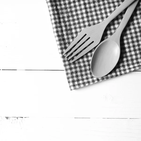 Cuchara de madera y tenedor en la toalla de cocina de color blanco y negro —  Fotos de Stock