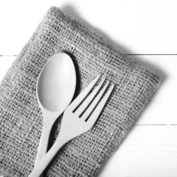 Cuchara de madera y tenedor en la toalla de cocina de color blanco y negro — Foto de Stock