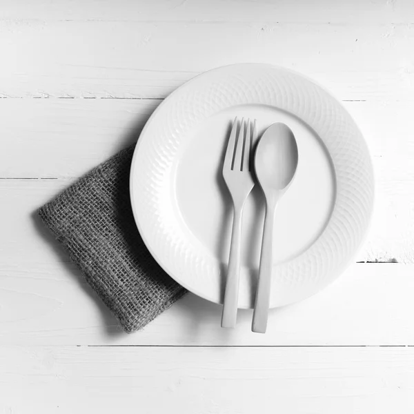 Cucchiaio di legno e forchetta con piatto in bianco e nero tono di colore stile — Foto Stock