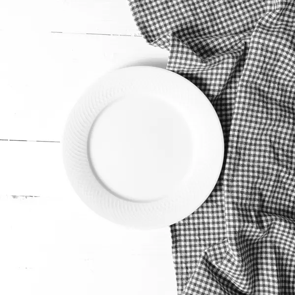 Prato vazio com toalha de cozinha estilo de cor tom preto e branco — Fotografia de Stock