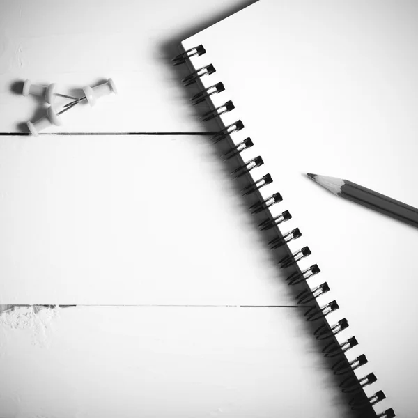 Pencil and notepad with push pin black and white color style — Stock Photo, Image
