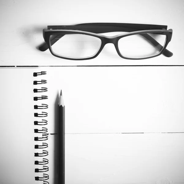 铅笔和记事本眼镜黑色和白色颜色风格 — 图库照片