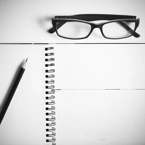 Lápiz y bloc de notas con gafas estilo de color blanco y negro — Foto de Stock