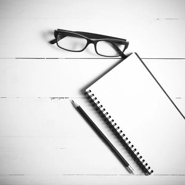 Crayon et bloc-notes avec lunettes de vue noir et blanc style de couleur — Photo