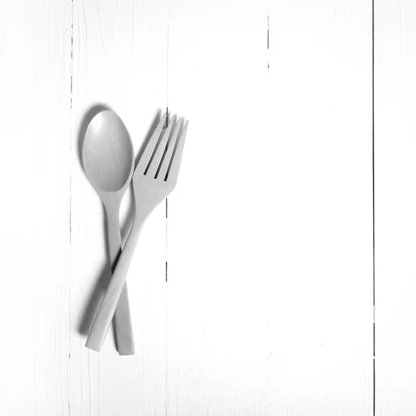 Cucchiaio e forchetta in legno tono bianco e nero — Foto Stock
