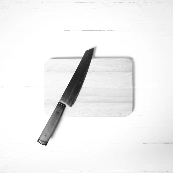 Faca e placa de corte tom preto e branco — Fotografia de Stock