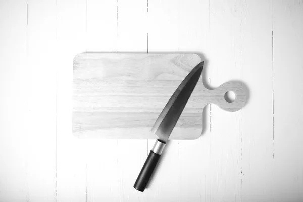 Pisau dapur saat memotong papan gaya warna hitam dan putih — Stok Foto