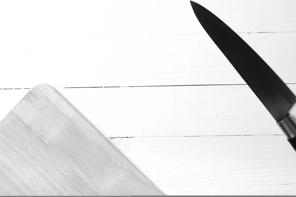Faca de cozinha na placa de corte estilo de cor tom preto e branco — Fotografia de Stock