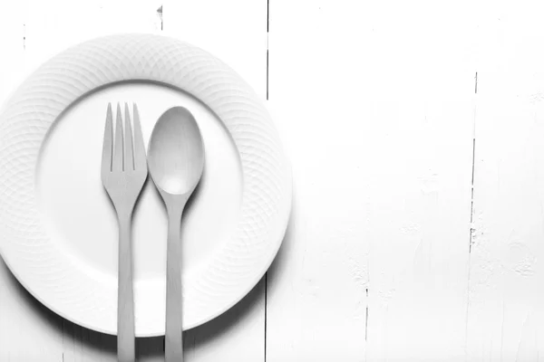 Ξύλινο κουτάλι και πιρούνι με πιάτο στυλ μαύρο και άσπρο χρώμα τόνο — Φωτογραφία Αρχείου