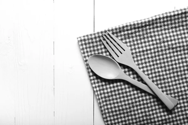 Trä sked och gaffel på kök handduk svart och vit ton färg — Stockfoto