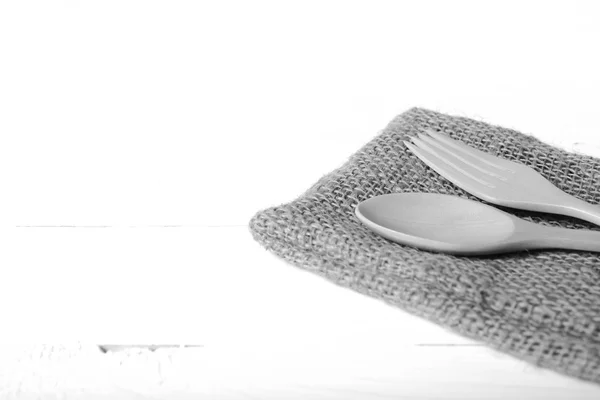 Деревянная ложка и вилка на кухне полотенце черно-белый тон цвета — стоковое фото
