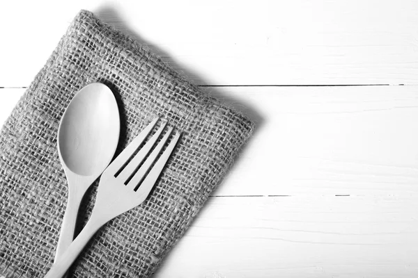 Деревянная ложка и вилка на кухне полотенце черно-белый тон цвета — стоковое фото