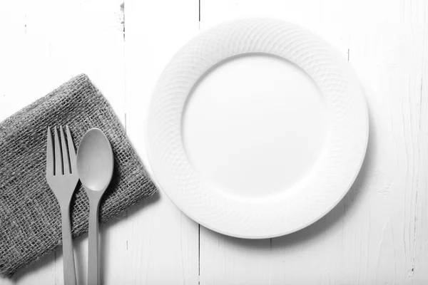 Ложка и вилка с черно-белым цветом блюд — стоковое фото
