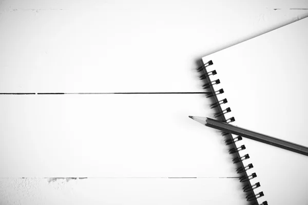 Notatnik i ołówek styl czarno-białe — Zdjęcie stockowe