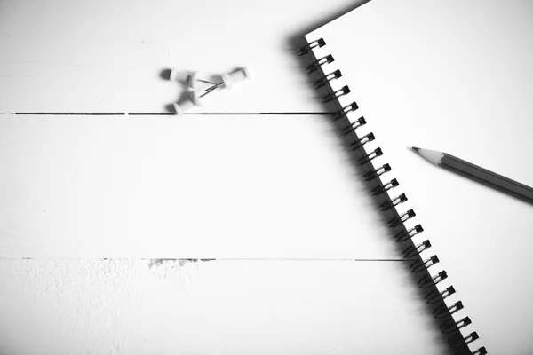 Ceruza és jegyzék-val push pin stílusú fekete-fehér színű — Stock Fotó