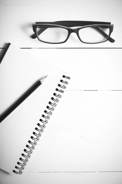 鉛筆とメモ帳眼鏡黒と白のカラー スタイル — ストック写真
