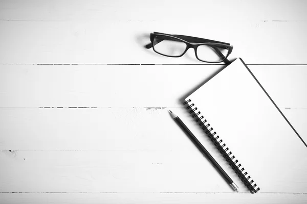 Lápiz y bloc de notas con gafas estilo de color blanco y negro — Foto de Stock