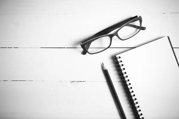Crayon et bloc-notes avec lunettes de vue noir et blanc style de couleur — Photo