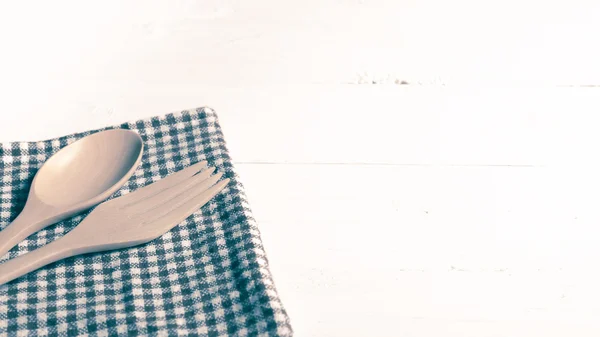 Cuchara de madera y tenedor en estilo vintage toalla de cocina — Foto de Stock