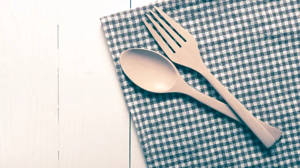 Trä sked och gaffel på kök handduk vintage stil — Stockfoto