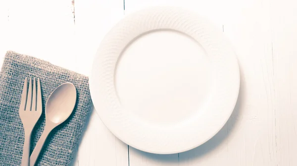 Cucchiaio di legno e forchetta con piatto stile vintage — Foto Stock