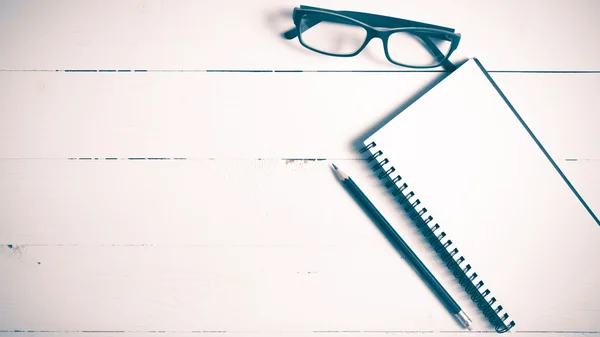Lápis e bloco de notas com óculos estilo vintage — Fotografia de Stock