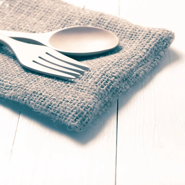 Деревянная ложка и вилка на кухне полотенце винтажный стиль — стоковое фото