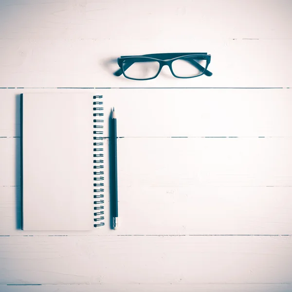 Lápiz y bloc de notas con gafas estilo vintage —  Fotos de Stock