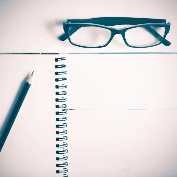 铅笔和记事本与眼镜的复古风格 — 图库照片