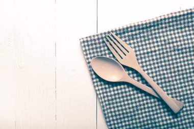 tahta kaşık ve çatal mutfak havlu vintage tarzı üzerinde