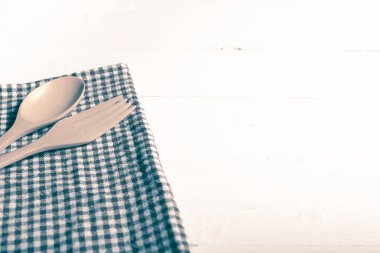 tahta kaşık ve çatal mutfak havlu vintage tarzı üzerinde