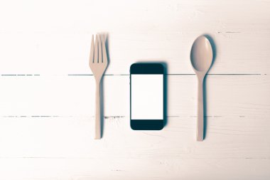kaşık ve sosyal vintage tarzı yeme akıllı telefon genel kavram