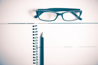 kalem ve gözlük vintage tarzı ile not etmek