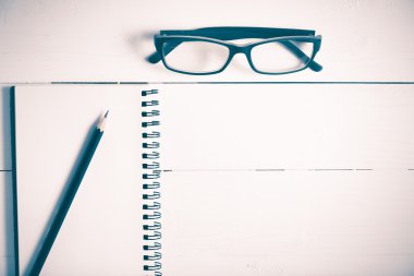 kalem ve gözlük vintage tarzı ile not etmek