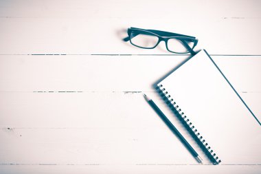 kalem ve gözlük vintage tarzı ile not etmek