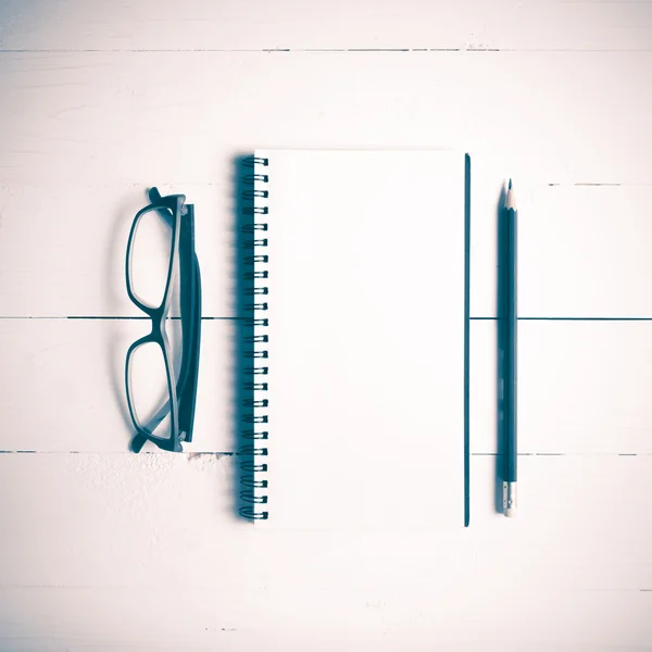 Lápis e bloco de notas com óculos estilo vintage — Fotografia de Stock