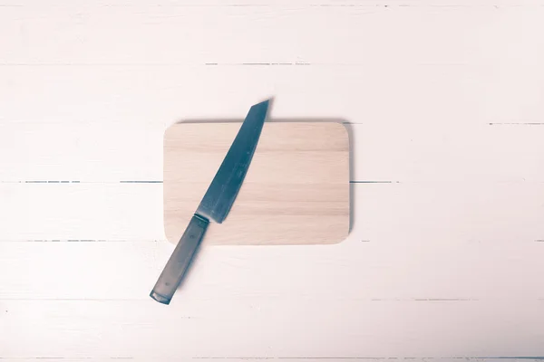 Cuchillo y tabla de cortar estilo vintage — Foto de Stock
