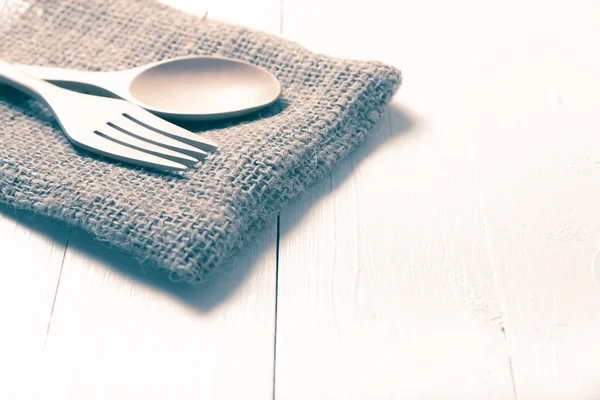 Cuchara de madera y tenedor en estilo vintage toalla de cocina — Foto de Stock
