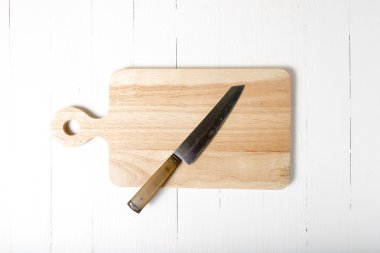 kesme tahtası üzerinde mutfak bıçağı