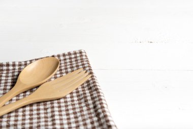 tahta kaşık ve çatal üzerinde mutfak havlusu